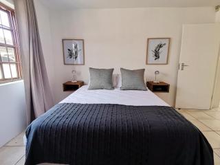 Beachfront apartment in a secure complex - Port Alfred - 7