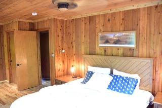 Quiet and Comfy 3bed/2bath - Chalet with hot tub. - Cedar - 3