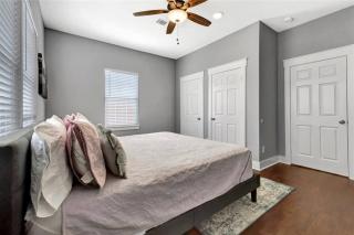Vibrant Vacation Escape with Fast WIFI and KING BED Close to Downtown Houston! - 2
