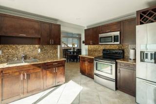 Beautiful 7-Bedroom Villa with Pool - Hialeah - 8