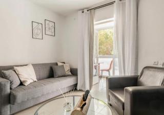 Central 1BR Oasis, Fast Fiber WiFi, Free Parking, Free Netflix with Shelter - 1