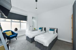 Long Eaton Modern 4bed House - 1