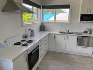 Sounds Good - Waikawa Holiday Home and Berth - 6