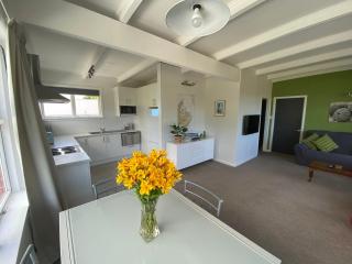 Sounds Good - Waikawa Holiday Home and Berth - 4