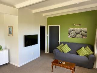 Sounds Good - Waikawa Holiday Home and Berth - 3