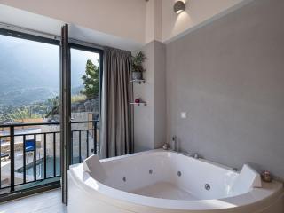 Luxury love nest with hot tub & heated pool - Kournás - 9
