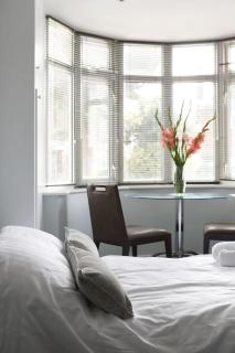 Superfast WiFi studio, bathroom & own entrance - 1