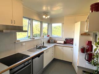 Tranquility Base - Waikanae Beach Holiday Home - Waikanae - 4