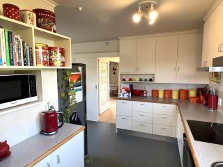 Tranquility Base - Waikanae Beach Holiday Home - Waikanae - 3