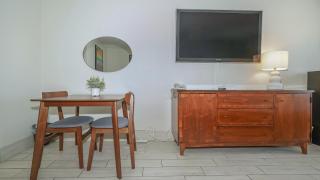 Heated Pool, Bunk Beds, King Bed, Huge TV, Marina, Tiki Bar - 4