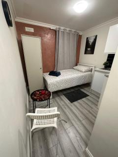 Studio - Sleeps 1 - Acton Park & Stn Close - 0