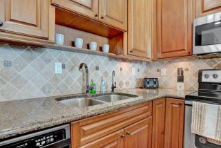 Lux 2BR Condo in Ocean Reserve with Pools and Tennis Courts - Miami Beach - 1