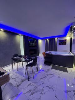 Suite cinéma et jacuzzi privé - 1