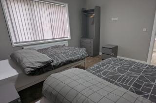 Modernised 4 Bedroom Property Close To City Centre, Harehills Lane - Roundhay - 6
