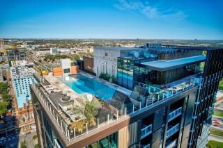 Upscale Rainey St Condo Homes - Peloton, gym, rooftop pool, wifi included - 8