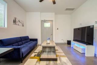 Modern 2 Bedroom 2 Bathroom Near Downtown Houston - 7
