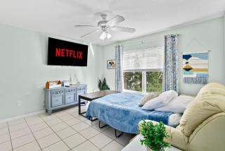 Coconut Cabana - Duplex Delight, Beach-Themed 6BR Retreat with 2 Outdoor Patios & GRILL, Steps from the Sand! - Melbourne - 6