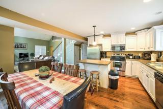 Hot Tub and Wooded Views Lakefront Blue Eye Cottage - Blue Eye - 3