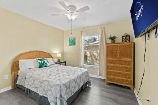 Surfside Paradise Retreat - 3BR and 2BA Duplex, Grill, DOG FRIENDLY - Close to the Beach! - 8