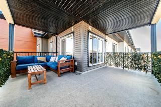 Bright Luxe Condo, AC, Top Floor, King Bed, Balcony! - 6