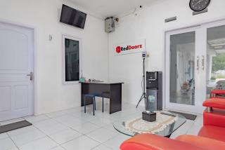 RedDoorz Syariah near Alun Alun Ciledug Cirebon - 2