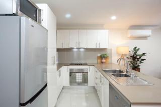 Huge 3 Bed Camperdown Garden Apt w Parking Aircon - Sydney - 1