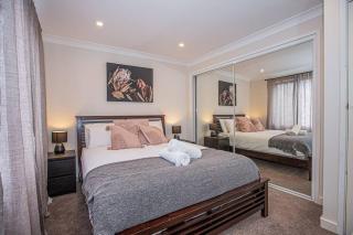 Luxury Retreat Home - 4bed House w/Parking - Mins from CBD - Sydney - 2