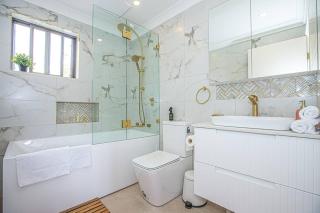 Luxury Retreat Home - 4bed House w/Parking - Mins from CBD - Sydney - 4