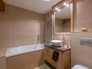 Studio de standing avec balcon au cœur du village, proche pistes et commodités - FR-1-694-85 - 3