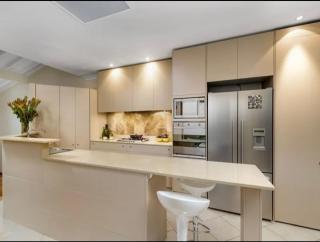 Luxury Retreat Home - 4bed House w/Parking - Mins from CBD - Sydney - 9
