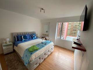 Rep del Salvador, Quito 1-bedroom condo with parking and Netflix - 9