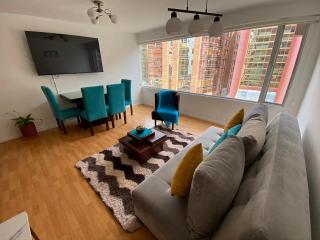 Rep del Salvador, Quito 1-bedroom condo with parking and Netflix - 0
