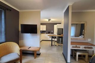 Cozy Modern Private Apartment - Somerset East - 6