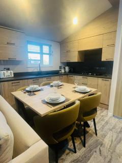 Silver Wood Lodge with Hot Tub - York - 1