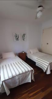 Departamento céntrico en San Martín, amplio, con aire acondicionado y cochera privada - 1