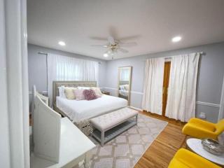Lux Family Xcape with HotTub Fireplace Deck BBQ - Silver Spring - 0