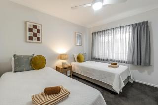 La Ronde 2 - Hear the Surf - Yamba - 1