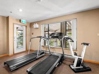 2BR plus Loft, Modern and Spacious, Hot Tub and Sauna, Private Balcony, Fireplace - 2