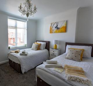 Wavecrest Spacious 3-Bed Coastal Cottage with Hot Tub, Games Room & Dog-Friendly with Garden Sleeps 8 - 5