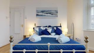 JDB Romford 5-Bedroom House with parking - 1
