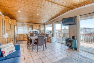 The Salty Salmon - Meredith Lodging - Rockaway Beach - 1
