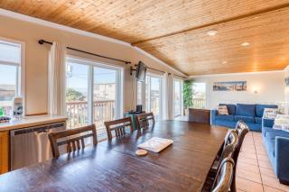 The Salty Salmon - Meredith Lodging - Rockaway Beach - 5
