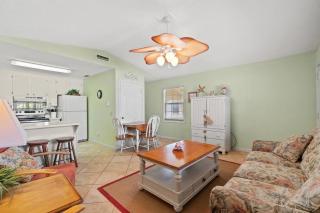 Keep Palm and Carry On - 5 min walk to beach - 2