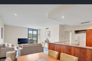 Self contained in city with on site restaurant, gym & parking - Launceston - 8