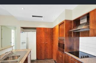 Self contained in city with on site restaurant, gym & parking - Launceston - 7