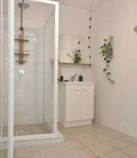 Light and airy studio - 2