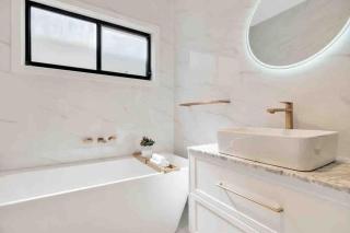 Spacious modern 3 bdr home minutes from beach - Merewether - 9