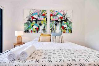Spacious modern 3 bdr home minutes from beach - Merewether - 2