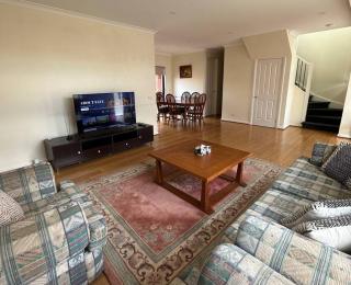 Modern open living, 11 mins to airport, DBL story - 0