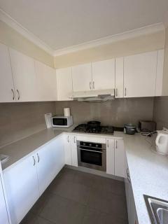 Modern open living, 11 mins to airport, DBL story - 4